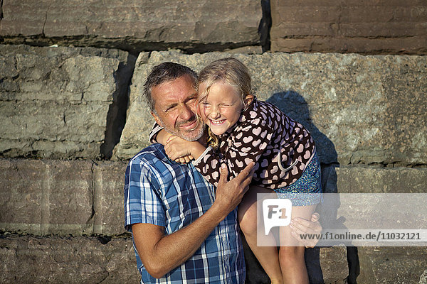 Porträt von Vater und Tochter im Freien