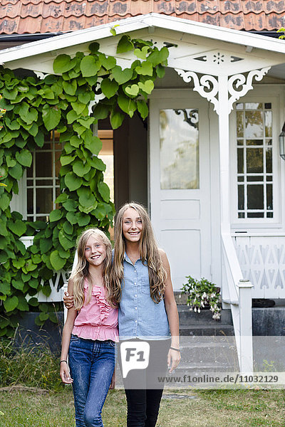 Schwestern gemeinsam vor dem Haus  Oland  Schweden