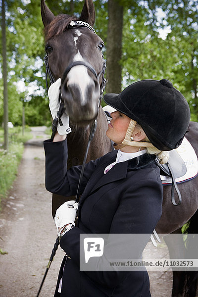 Junge Frau mit Pferd