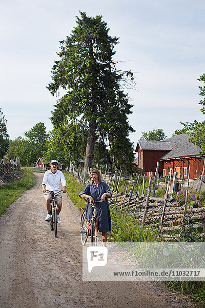 Älteres Paar beim Radfahren  Schweden