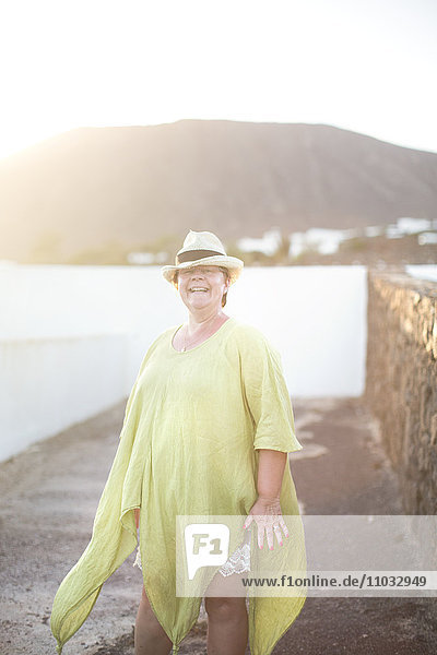 Ältere Frau auf See  Lanzarote  Kanarische Inseln  Spanien