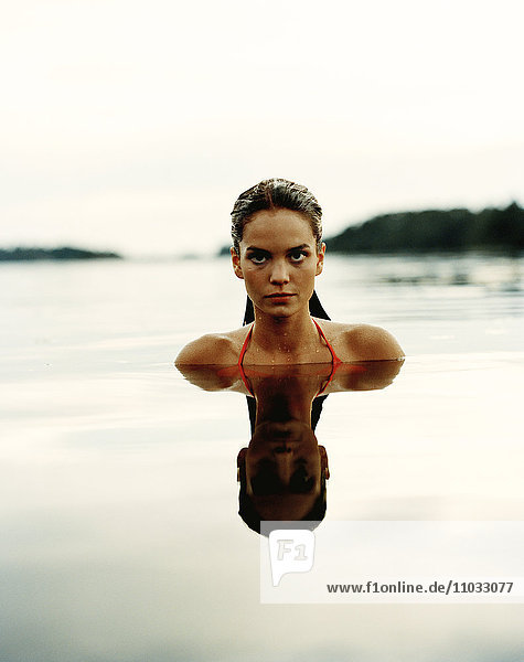 Porträt einer jungen Frau im Wasser.