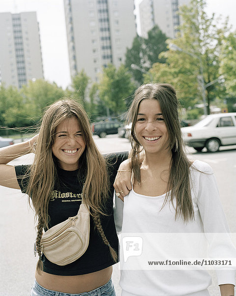 Lächelnde Mädchen im Teenageralter zusammen