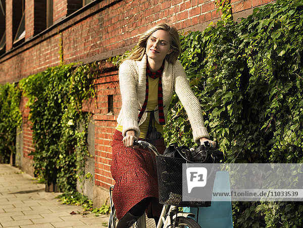 Eine Frau auf einem Fahrrad.