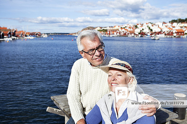 Seniorenpaar auf See