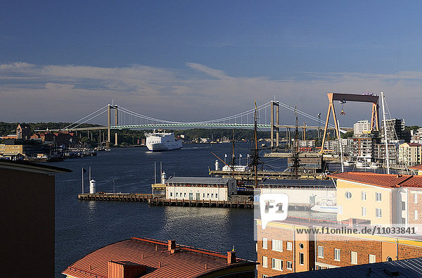Blick auf Brücke und Docks