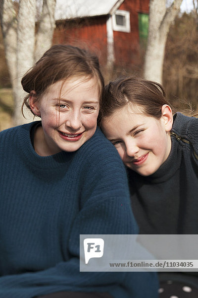 Porträt von zwei lächelnden Schwestern