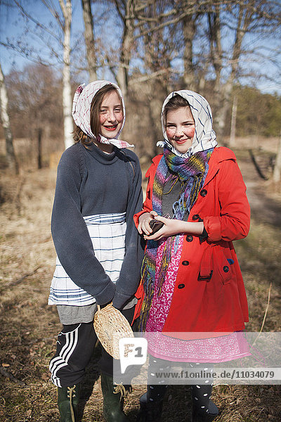 Porträt von zwei als Osterhexen verkleideten Mädchen