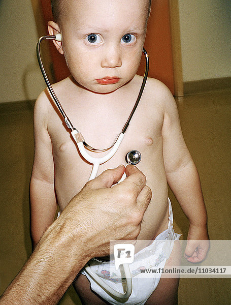 Ein kleiner Junge im Krankenhaus  Schweden.