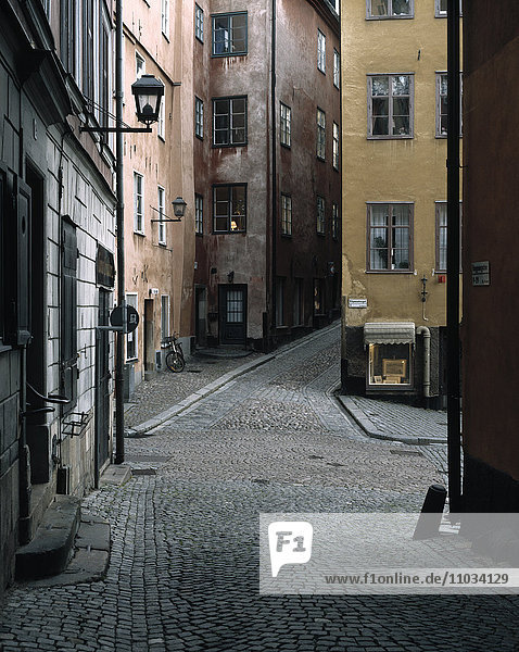 Eine leere Straße in der Altstadt von Stockholm.