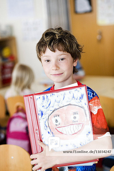 Porträt eines Jungen in einem Klassenzimmer  Schweden.