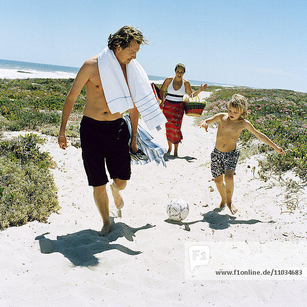 Skandinavische Familie beim Verlassen des Strandes  Schweden.