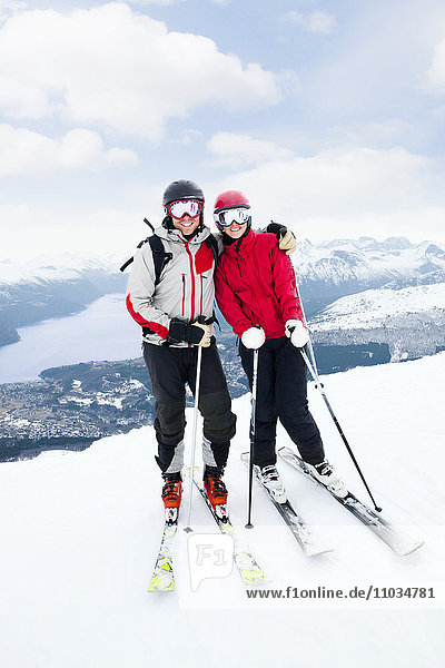 Porträt eines lächelnden Paares beim Skifahren