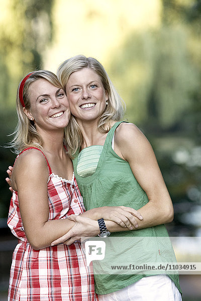 Zwei lächelnde Frauen  die sich umarmen  Schweden.