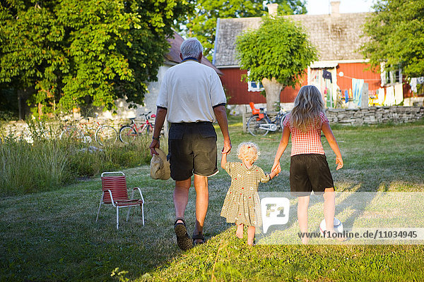 Eine Familie beim Spaziergang in der Sonne  Schweden.
