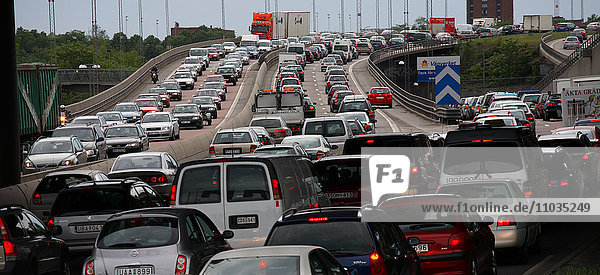 Verkehrsstau auf der Essingelede  Stockholm  Schweden.