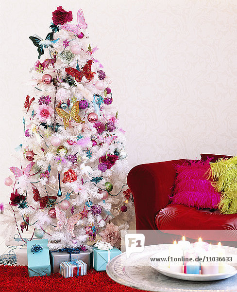 Rosa geschmückter Weihnachtsbaum.