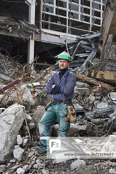 Ein Bauarbeiter auf einer Baustelle  Schweden.