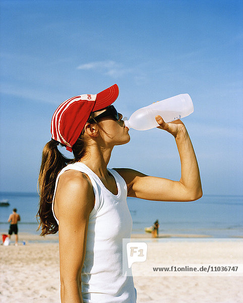 Eine Frau trinkt Wasser.