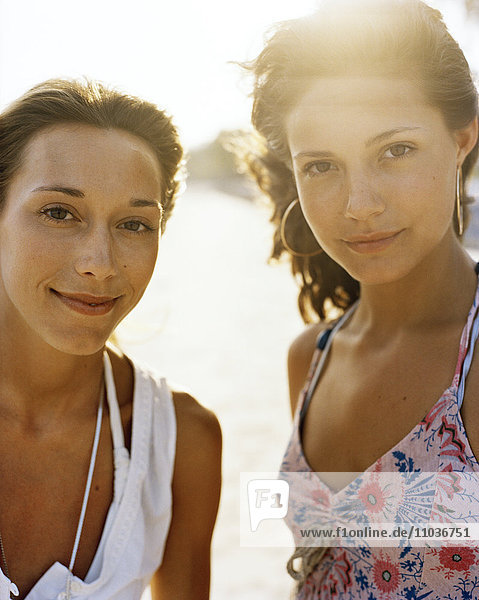 Zwei skandinavische Frauen am Strand.