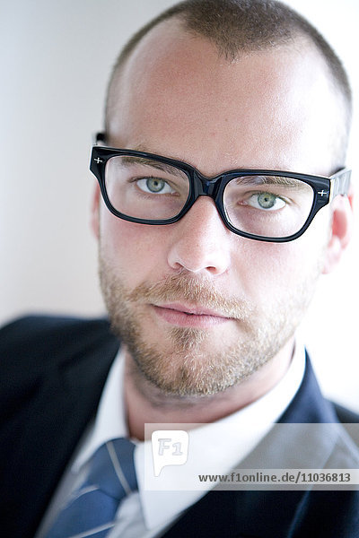Porträt eines Mannes im Anzug und mit Brille  Schweden.