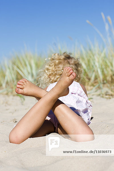Ein blondes Mädchen am Strand  Oland  Schweden.