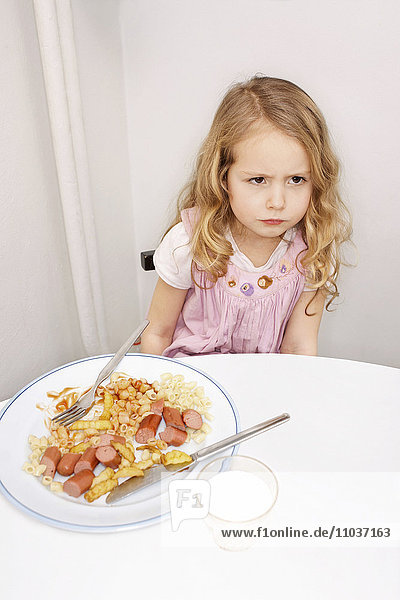 Ein skandinavisches Mädchen beim Essen  Schweden.