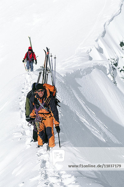 Skifahrer beim Wandern im Winter