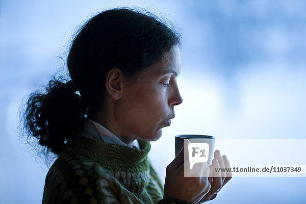 Frau mit einer Tasse Kaffee  Schweden.