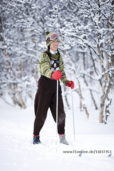 Eine Frau beim Skifahren  Schweden.
