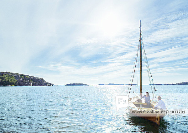 Ein Paar in einem Segelboot  Schweden.