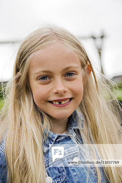 Porträt eines lächelnden blonden Mädchens  Schweden.