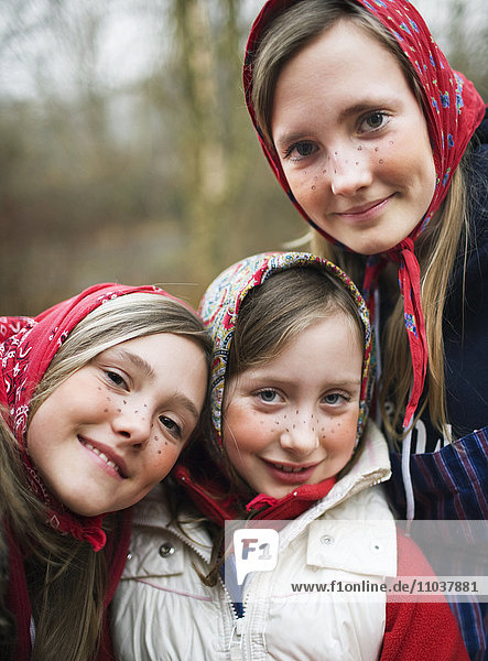 Porträt von drei als Osterhexen verkleideten Mädchen  Schweden.