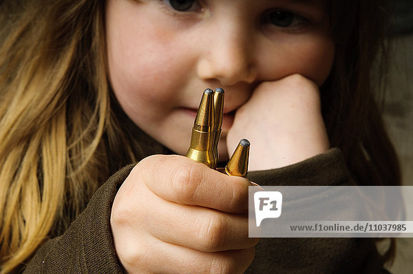 Ein Kind hält Munition in den Händen  Schweden.