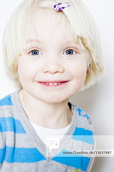 Porträt eines blonden  fröhlichen Jungen  Nahaufnahme.