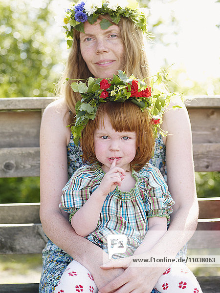 Porträt einer Mutter und einer Tochter mit Blumenkränzen  Schweden.