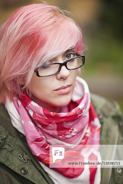 Porträt einer jungen Frau mit rosa Haaren und Schal  Schweden.