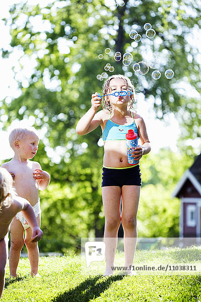 Kinder spielen im Garten  Schweden.