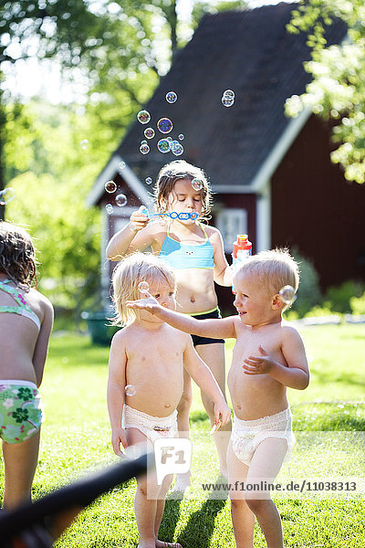 Kinder spielen im Garten  Schweden.