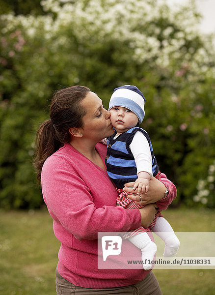 Porträt einer Frau  die ihr Baby im Arm hält  Schweden.