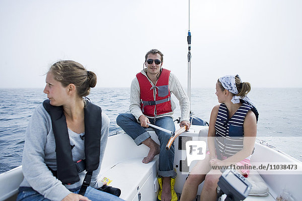 Menschen auf einem Segelboot  Schweden.