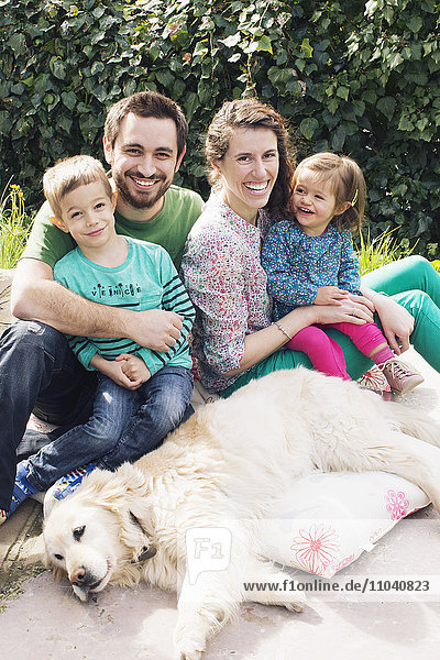 Familie mit kleinen Kindern und Familienhund,  Portrait