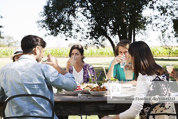Freunde beim gemeinsamen Essen im Freien