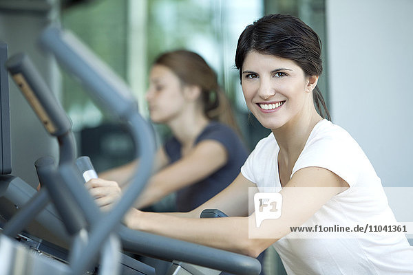 Frau trainiert im Fitnessclub