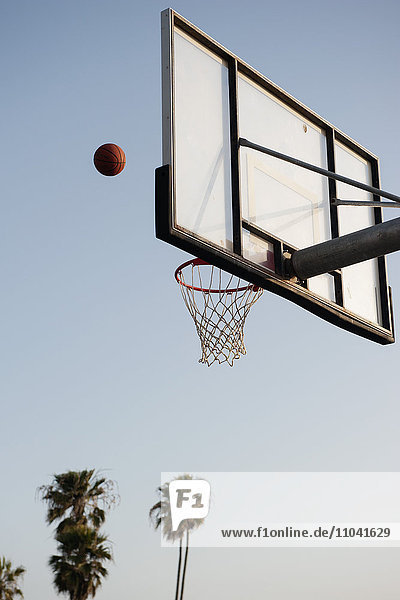 Basketball wird auf Basketballkorb geworfen