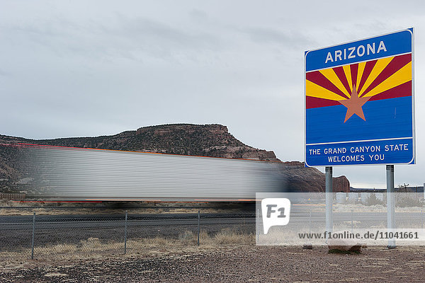Arizona Willkommensschild am Highway in Arizona  USA