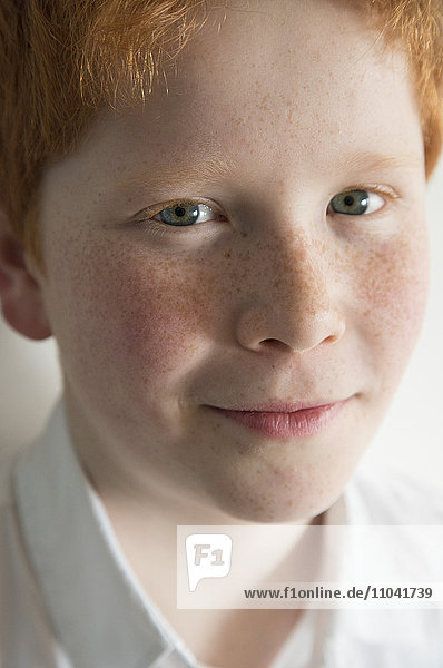 Junge mit roten Haaren und Sommersprossen  Portrait