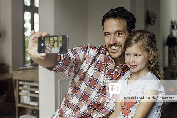 Vater posiert für Selfie mit Tochter