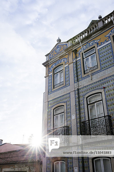 Gebäude mit kunstvoll gefliester Fassade