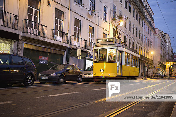 Straßenbahn in der Straße von Lissabon  Portugal